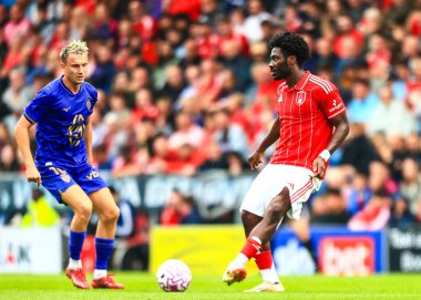 Nottingham Ormanı 'ndan Ola Aina, 19 Temmuz 2025' te İngiltere 'nin Chesterfield kentinde oynanan SMH Group Stadyumu' nda oynanan Nottingham Forest, Monaco maçında pas attı.