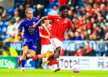 Monako 'dan Aleksandr Golovin, Nottingham Ormanı' ndan Ola Aina 'ya 19 Temmuz 2025' te SMH Group Stadiumact Stadyumu 'nda oynanan sezon öncesi dostluk maçı sırasında baskı uyguladı.