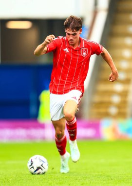 Nottingham Ormanı 'ndan Jimmy Sinclair 19 Temmuz 2025' te İngiltere 'nin Chesterfield kentindeki SMH Group Stadiumact Stadyumu' nda oynanan sezon öncesi dostluk maçı Nottingham Forest 'a karşı Monaco maçında topu aldı.