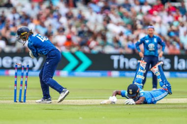 Hintli Arundhati Reddy, 2. Metro Bankası Bir Gün Uluslararası İngiltere Kadınlar, Lords, Londra, İngiltere 'de Hindistan Kadınlarına Karşı, 19 Temmuz 2025' te daldı.