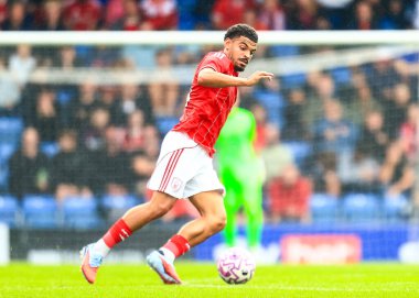 Nottingham Ormanı 'ndan Morgan Gibbs-White, 19 Temmuz 2025' te İngiltere 'nin Chesterfield kentindeki SMH Group Stadiumact Stadyumu' nda oynanan Nottingham Forest - Monaco maçında topa dönüyor.