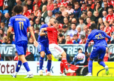 Nottingham Ormanı 'ndan Chris Wood, Monaco' dan Eric Dier 'i 19 Temmuz 2025' te İngiltere 'nin SMH Group Stadiumact Stadyumu' nda oynanan sezon öncesi dostluk maçı Nottingham Forest 'a karşı Monaco maçında oyaladı.