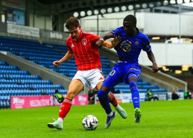 Nottingham Ormanı 'ndan Jimmy Sinclair ve Monako' dan Kassoum Ouattara 19 Temmuz 2025 'te İngiltere' nin Chesterfield kentindeki SMH Group Stadiumact Stadyumu 'nda oynanan sezon öncesi Nottingham Ormanı' na karşı Monako maçında top için mücadele ediyor.