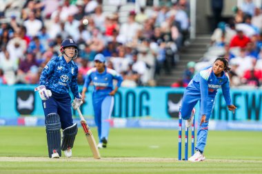 Hintli Sneh Rana, Uluslararası 2. Metro Bankası Bir Gün İngiltere Kadınlar Hindistan Kadınlarına Karşı Lordlar, Londra, İngiltere, 19 Temmuz 2025 'te bowling oynuyor.