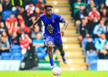 Monako 'dan Wilfried Singo, 19 Temmuz 2025' te İngiltere 'nin Chesterfield kentindeki SMH Group Stadiumact Stadyumu' nda oynanan sezon öncesi dostluk maçı Nottingham Forest 'a karşı Monako maçında topa vuruyor.