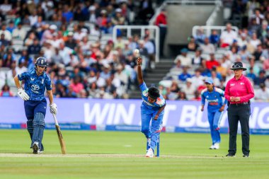 Hintli Arundhati Reddy, 2. Metro Bankası Bir Gün Uluslararası İngiltere Kadınlar, Lords, Londra, İngiltere 'de Hindistan Kadınlarına Karşı, 19 Temmuz 2025' te bowling oynuyor.