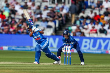 Hindistan 'dan Harmanpreet Kaur, 2. Metro Bankası Bir Gün Uluslararası İngiltere Kadınlar, Lords, Londra, İngiltere' de Hindistan Kadınlarına Karşı, 19 Temmuz 2025 'te yarasa yaraladı.