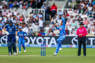 Hintli Kranti Gaud, 2. Metro Bankası Bir Gün Uluslararası İngiltere Kadınlar Hindistan 'a karşı Lords, Londra, İngiltere' de 19 Temmuz 2025 'te bowling oynuyor.