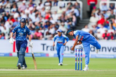 Hintli Sree Charani, Uluslararası 2. Metro Bankası Bir Gün İngiltere Kadınlar Hindistan Kadınlarına Karşı Lordlar, Londra, Birleşik Krallık, 19 Temmuz 2025 'te bowling oynuyor.