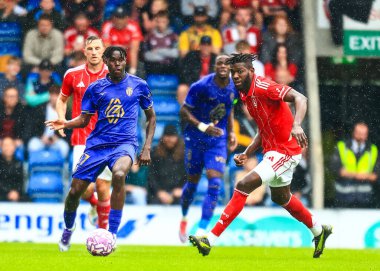 Monaco 'dan Wilfried Singo, 19 Temmuz 202' de İngiltere 'nin Chesterfield kentindeki SMH Group Stadiumact Stadyumu' nda oynanan Nottingham Forest ile Monako maçında pas attı.