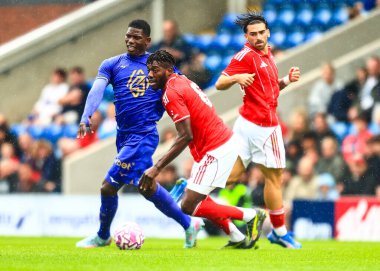 Nottingham Ormanı 'ndan İbrahim Sangare ve Monako' dan Breel Embolo, 19 Temmuz 2025 'te İngiltere' nin Chesterfield kentindeki SMH Group Stadiumact Stadyumu 'nda oynanan sezon öncesi Nottingham Ormanı - Monako maçında top için mücadele etti.