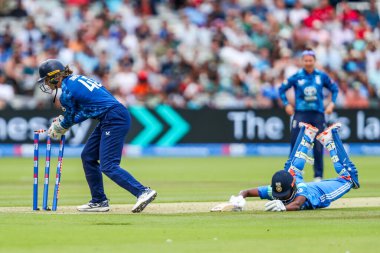 Hintli Arundhati Reddy, 2. Metro Bankası Bir Gün Uluslararası İngiltere Kadınlar, Lords, Londra, İngiltere 'de Hindistan Kadınlarına Karşı, 19 Temmuz 2025' te daldı.