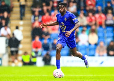 19 Temmuz 2025 'te İngiltere' nin Chesterfield kentindeki SMH Group Stadiumact Stadyumu 'nda oynanan sezon öncesi dostluk maçı Nottingham Forest' a karşı Monaco maçında topu Monaco 'dan Wilfried Singo aldı.