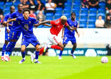 Nottingham Ormanı 'ndan Callum Hudson-Odoi, 19 Temmuz 2025' te İngiltere 'nin Chesterfield kentindeki SMH Group Stadiumact Stadyumu' nda oynanan sezon öncesi Nottingham Ormanı - Monaco maçı sırasında Monako 'lu Maghnes Akliouche tarafından faul yaptı.