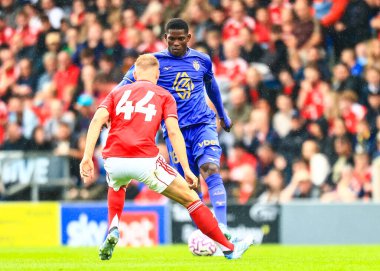 Monako 'dan Breel Embolo, Nottingham Ormanı' ndan Zach Abbott 'u 19 Temmuz 2025' te SMH Group Stadiumact Stadyumu 'nda Nottingham Ormanı' na karşı Monako maçında yendi.