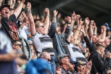 19 Temmuz 2025 'teki Betfred Süper Lig Turu' nda Hull FC taraftarları Wigan Warriors vs Hull FC 'ye karşı Brick Community Stadyumu, Wigan, İngiltere