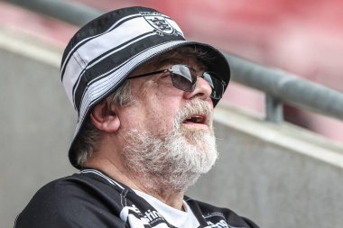 19 Temmuz 2025 'teki Betfred Süper Lig Turu' nda Hull FC taraftarları Wigan Warriors vs Hull FC 'ye karşı Brick Community Stadyumu, Wigan, İngiltere