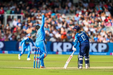 Hindistan 'dan Deepti Sharma, 2. Metro Bankası Bir Gün Uluslararası İngiltere Kadınlar Hindistan Kadınlarına Karşı Lordlar, Londra, Birleşik Krallık, 19 Temmuz 2025' te bowling oynuyor.