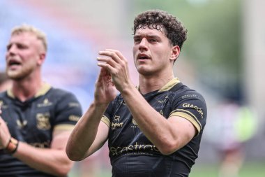 Hull FC 'den Lewis Martin, 19 Temmuz 2025' te İngiltere 'nin Wigan Stadyumu' nda oynanan Betfred Süper Lig 19. Maçı 'nda taraftarları alkışlıyor.