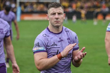 Warrington Wolves 'tan George Williams, 20 Temmuz 2025' te oynanan Betfred Süper Lig 19. Maçı 'nda taraftarları alkışlıyor: Castleford Tigers - Warrington Wolves - The Mend-A-Hose Jungle, Castleford, İngiltere
