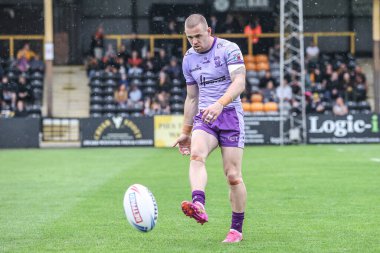Warrington Wolves 'dan Matt Dufty maç öncesi ısınma turunda 19. Betfred Süper Ligi karşılaşmasında Castleford Tigers, Warrington Wolves' a karşı The Mend-A-Hose Jungle, Castleford, Birleşik Krallık, 20 Temmuz 2025