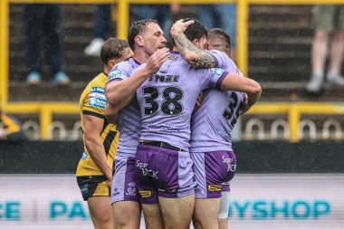 Warrington Wolves 'tan Sam Stone, 20 Temmuz 2025' te İngiltere 'nin Castleford kentinde oynanan 19. Betfred Süper Ligi karşılaşmasında Castleford Tigers ile Warrington Wolves karşılaşmasını kutluyor.