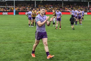 Warrington Wolves 'tan Jake Thewlis, 20 Temmuz 2025' te oynanan Betfred Süper Lig 19. Maçı 'nda taraftarları alkışlıyor. Castleford Tigers, Warrington Wolves' a karşı.