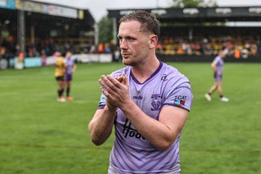 Warrington Wolves 'dan Ben Currie, 20 Temmuz 2025' te oynanan Betfred Süper Lig 19. Maçı 'nda taraftarları alkışlıyor: Castleford Tigers - Warrington Wolves - The Mend-A-Hose Jungle, Castleford, İngiltere