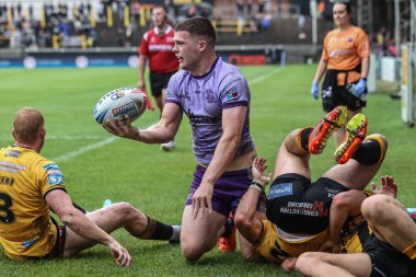 Warrington Wolves takımından Jake Thewlis, 20 Temmuz 2025 'te İngiltere' nin Castleford kentinde oynanan 19. Betfred Süper Ligi karşılaşmasında Castleford Tigers - Warrington Wolves maçında şansını denedi.