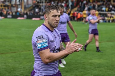 Warrington Wolves 'tan Sam Powell, 20 Temmuz 2025' te oynanan Betfred Süper Lig 19. Maçı 'nda taraftarları alkışlıyor: Castleford Tigers - Warrington Wolves - The Mend-A-Hose Jungle, Castleford, İngiltere