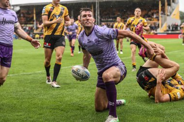 Warrington Wolves takımından Stefan Ratchford, 20 Temmuz 2025 'te İngiltere' nin Castleford kentinde oynanan 19. Betfred Süper Ligi karşılaşmasında Castleford Tigers - Warrington Wolves maçında şansını denedi.