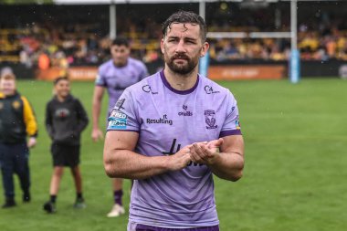 Warrington Wolves 'dan Toby King, 20 Temmuz 2025' te oynanan Betfred Süper Lig 19. Maçı 'nda taraftarları alkışlıyor: Castleford Tigers - Warrington Wolves - The Mend-A-Hose Jungle, Castleford, İngiltere