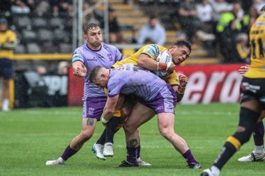 Castleford Tigers 'dan Tom Amone, 19. Betfred Süper Ligi karşılaşmasında Warrington Wolves' a karşı Castleford Tigers, The Mend-A-Hose Jungle, Castleford, İngiltere 'de 20 Temmuz 2025' te oynanan karşılaşmada Warrington Wolves takımından Luke Yates ile karşılaştı.