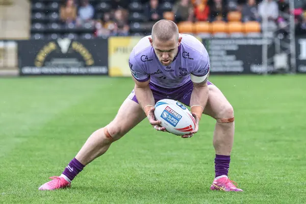 Warrington Wolves 'dan Matt Dufty maç öncesi ısınma turunda 19. Betfred Süper Ligi karşılaşmasında Castleford Tigers, Warrington Wolves' a karşı The Mend-A-Hose Jungle, Castleford, Birleşik Krallık, 20 Temmuz 2025
