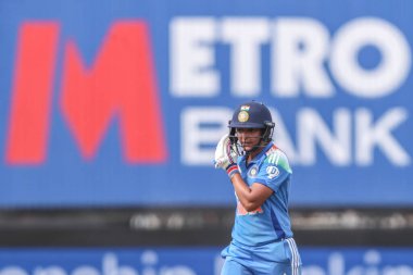 Hindistan 'dan Harmanpreet Kaur, İngiltere' den Nat Sciver-Brunt tarafından 3. Metro Bank 1. Uluslararası İngiltere Kadınlar Hindistan 'a karşı Banks Riverside Stadyumu, Chester-le-street, İngiltere' de oynanan 3.
