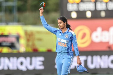 Hindistan 'dan Jemimah, 22 Temmuz 2025' te İngiltere 'den Charlie Dean' in 3. Metro Bank 1. Uluslararası İngiltere Kadınlar, Banks Riverside Stadyumu 'nda Hindistan Kadınlarına karşı açtığı davayı kutluyor.