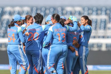 Hindistan 'dan Deepti Sharma, 22 Temmuz 2025' te İngiltere 'den Amy Jones' un 3. Metro Bank 1. Uluslararası İngiltere Kadınlar, Banks Riverside Stadyumu 'nda Hindistan Kadınlarına karşı açtığı davayı kutluyor.