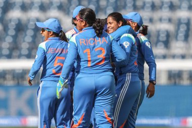 Hindistan 'dan Deepti Sharma, 22 Temmuz 2025' te İngiltere 'den Amy Jones' un 3. Metro Bank 1. Uluslararası İngiltere Kadınlar, Banks Riverside Stadyumu 'nda Hindistan Kadınlarına karşı açtığı davayı kutluyor.