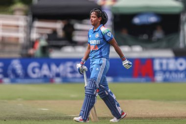 Hindistan 'dan Harmanpreet Kaur, İngiltere' den Nat Sciver-Brunt tarafından 3. Metro Bank 1. Uluslararası İngiltere Kadınlar Hindistan 'a karşı Banks Riverside Stadyumu, Chester-le-street, İngiltere' de oynanan 3.