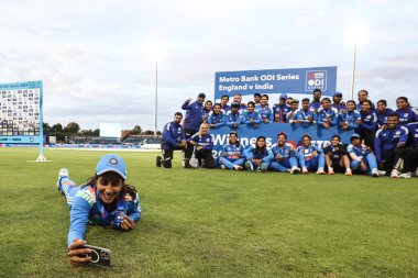 Hindistan 'dan Jemimah, 3. Metro Bankası Bir Gün Uluslararası İngiltere Kadınlar, Banks Riverside Stadyumu' nda Hindistan Kadınlarına Karşı, 22 Temmuz 2025 'te Chester-le-caddesinde takım selfie' si çekiyor.