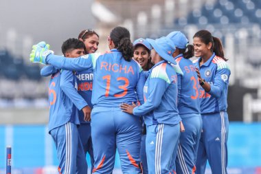 Hindistan 'dan Kranti Gaud, İngiltere' den Tammy Beaumont 'un kalesini 3. Metro Bank Bir Gün Uluslararası İngiltere Kadınlar, Banks Riverside Stadyumu, Chester-le-street, Birleşik Krallık, 22 Temmuz 2025' te Hindistan Kadınlarına karşı açtığı davada kutluyor. 