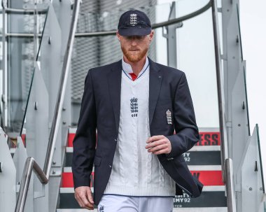 İngiltere kaptanı Ben Stokes, 22 Temmuz 2025 'te Old Trafford Cricket Ground, Manchester, İngiltere' de oynanan 4. Rothesay Deneme Maçı 'nda yazı tura atmak için takım soyunma odasından sahaya yürüdü.