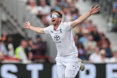 İngiltere 'den Liam Dawson, 22 Temmuz 2025' te Old Trafford Cricket Ground, Manchester, İngiltere 'de oynanan 4. Rothesay Test Maçı' nda Hintli Yashasvi Jaiswal 'ın kalesini kutluyor.