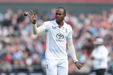 İngiltere 'den Jofra Archer topu 4. Rothesay Test Maçı' nda aldı. 1. Gün İngiltere Hindistan 'a karşı Old Trafford Cricket Ground, Manchester, Birleşik Krallık, 22 Temmuz 2025