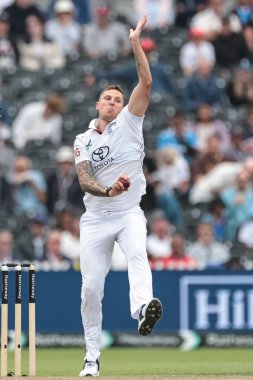 İngiltere 'den Brydon Carse topu 4. Rothesay Test Maçı' nda veriyor. 1. Gün İngiltere Hindistan 'a karşı Old Trafford Cricket Ground, Manchester, Birleşik Krallık, 22 Temmuz 2025