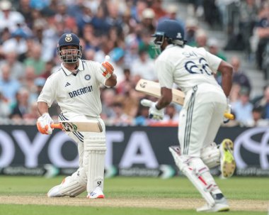 Hindistan 'dan Rishabh Pant, 4. Rothesay Deneme Maçı' nda Hindistan 'a karşı Hindistan' daki Old Trafford Cricket Ground, Manchester, Birleşik Krallık 'ta 22 Temmuz 2025 tarihinde Sai Sudharsan' ı durdurdu.
