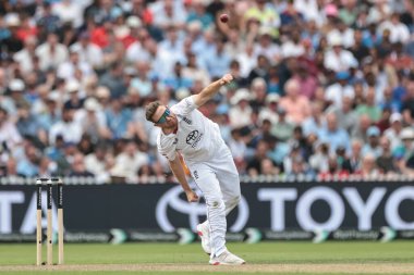 İngiltere 'den Liam Dawson topu 4. Rothesay Deneme Maçı' nda veriyor. 1. Gün İngiltere Hindistan 'a karşı Old Trafford Cricket Ground, Manchester, Birleşik Krallık, 22 Temmuz 2025