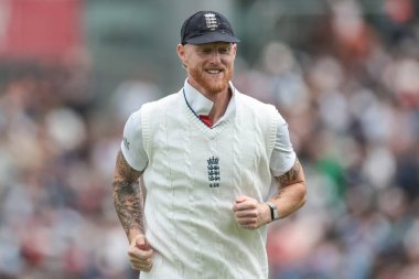 İngiltere kaptanı Ben Stokes, 4. Rothesay Test Maçı 'nda gülümsüyor. 1. Gün İngiltere Hindistan' a karşı Eski Trafford Kriket Sahası, Manchester, Birleşik Krallık, 22 Temmuz 2025