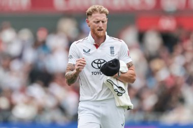 İngiltere kaptanı Ben Stokes, 22 Temmuz 2025 'te İngiltere' nin Hindistan 'a karşı Old Trafford Cricket Ground' da oynanan 4. Rothesay Test Maçı 'nda takla attıktan sonra şapkasını takıyor.