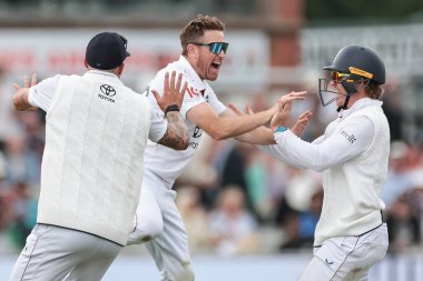 İngiltere 'den Liam Dawson, 22 Temmuz 2025' te Old Trafford Cricket Ground, Manchester, İngiltere 'de oynanan 4. Rothesay Test Maçı' nda Hintli Yashasvi Jaiswal 'ın kalesini kutluyor.